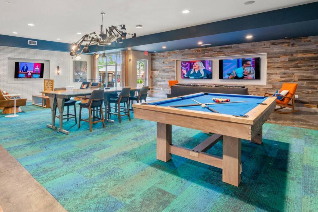 Apartment East Retreat Haven Of Fun And Comfort! *